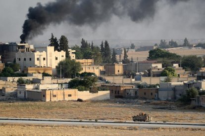 Civiles sirios saludan a tropas de Al Asad en la ciudad de Tel Tamer, en el noreste del país.