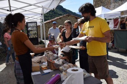 El conseller de Territori, Damià Calvet (al centre), ahir en una de les parades de la fira de Carcolze.