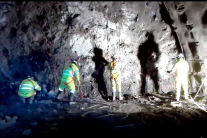 Imatges dels operaris treballant a l’interior de la galeria del túnel de Tres Ponts, a la C-14.