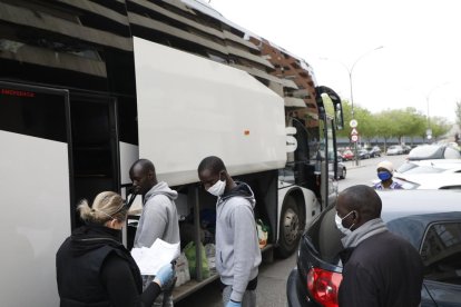 Aquests temporers de Lleida van partir ahir per treballar en tasques d’aclarida de fruiters a Flix, en una finca d’una firma de Ponent.