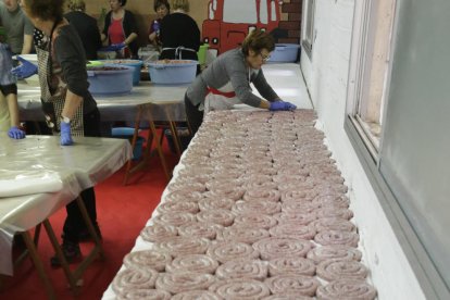 La Associació de Mestresses de Casa de Alcarrás elaboró 400 kilos de morcilla y 450 de longaniza.