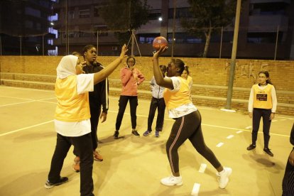 Les jugadores de l’equip infantil de l’Associació Lleidatana, amb els seus entrenadors, al pati de l’escola Balàfia.