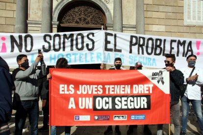 La protesta va ser convocada pel sector hoteler i professionals del lleure nocturn s’hi van afegir.