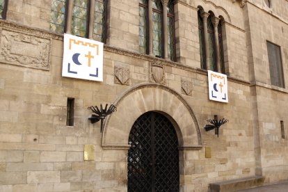 La Fiesta de Moros y Cristianos de Lleida se hace sentir con música y balcones engalanados