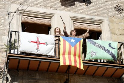 La Fiesta de Moros y Cristianos de Lleida se hace sentir con música y balcones engalanados