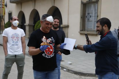 Seròs será de los pocos pueblos que celebren fiestas esta primavera. A la derecha, preparativos del castillo de fuegos, con sorpresa incluida.