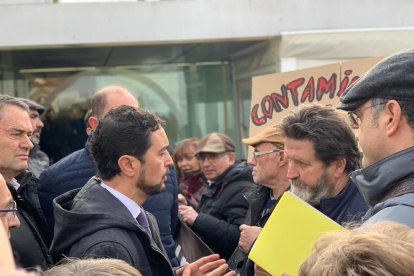 Protesta ante Calvet.