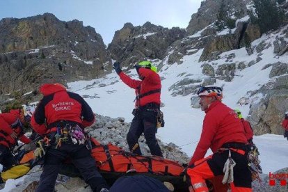 Efectius del GRAE dels Bombers, ahir en el rescat del pister accidentat a Port del Comte.