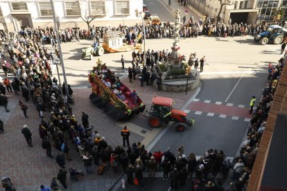 Una de las ocho carrozas dando ayer una de sus tres vueltas en la Creu dels ‘Tres Tombs’ durante el desfile