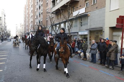 Una de las ocho carrozas dando ayer una de sus tres vueltas en la Creu dels ‘Tres Tombs’ durante el desfile