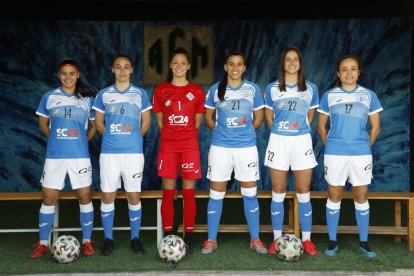 La plantilla y el cuerpo técnico del AEM de esta temporada posa con el presidente, Carlos Sisteré. Faltan en la foto las jugadoras Iris y Barreira, y el técnico Víctor Arribas.