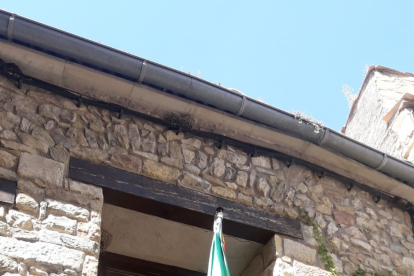 Turistas pasan por la placa en recuerdo del ataque yihadista en Cambrils, ayer.