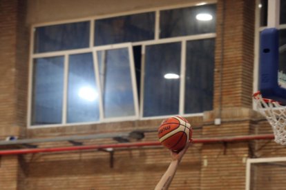 Stutz busca un pase ante la defensa de Mendía.