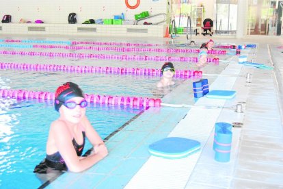 Un operario del gimnasio Trèvol desinfecta una máquina de fitness.