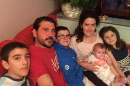 La Yaisa i el David, pares de l’Eric, de 8 anys, i el Daniel, de quatre.