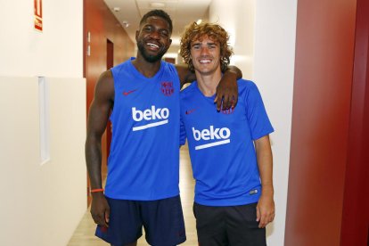 Griezmann y Bartomeu, con la camiseta con el dorsal 17 que lucirá el francés.