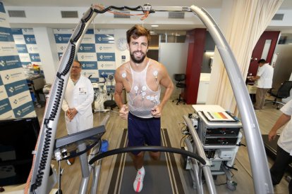 Griezmann y Bartomeu, con la camiseta con el dorsal 17 que lucirá el francés.
