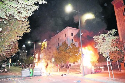 Los radicales hicieron barricadas con contenedores para protegerse de las cargas policiales.