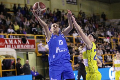 Luci Pascua intenta evitar el llançament de Laura Gil, exjugadora del Cadí la Seu.