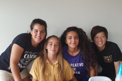 Natàlia, de blau amb el dorsal 11, intenta avançar davant de dos rivals diumenge passat a Gijón.