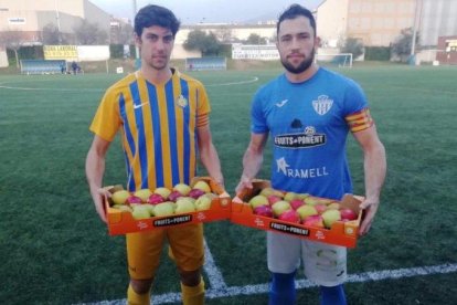 Un jugador de l’Alcarràs lluita una pilota amb un altre del Sant Just, en una imatge d’arxiu del partit de la primera volta.