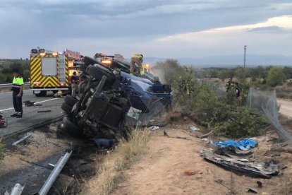 El vessament de la càrrega de quitrà d'un camió obliga a tallar l'AP-2 a les Borges Blanques