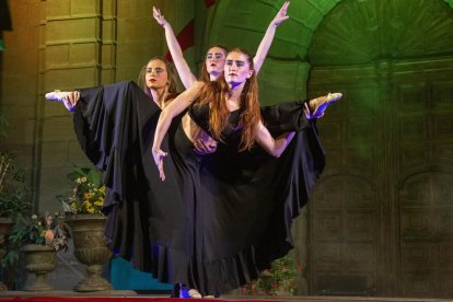 El estreno de ‘Ballem Joan Margarit’ completó el aforo disponible en la plaza Major con 250 personas (que habían reservado previamente).