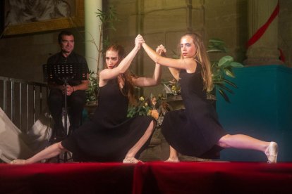 El estreno de ‘Ballem Joan Margarit’ completó el aforo disponible en la plaza Major con 250 personas (que habían reservado previamente).