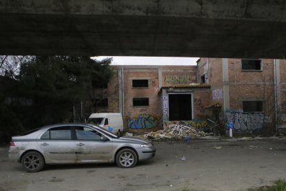 La festa continuava ahir a la nau abandonada a Rufea, encara que només hi quedaven sis persones.
