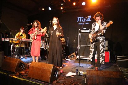 Ouzo Bazooka fueron los primeros en subir al escenario.