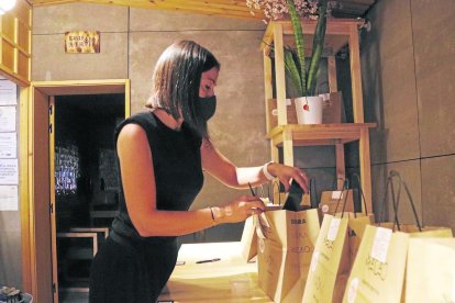 El restaurant La Dolceta de Lleida prepara menjar per repartir i recollir els caps de setmana.