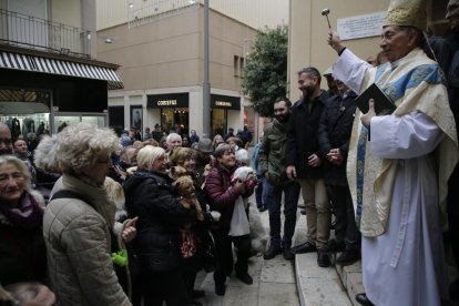 El Obispo de Lleida, Salvador Gimenez, bendiciendo a las mascotas ayer en Lleida.
