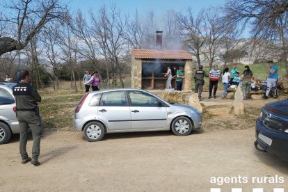 Ciudadanos haciendo deporte o paseando ayer por la canalización del río Segre.