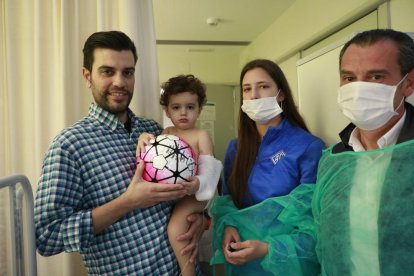 Hisui, Inés, Noelia i Andrea, amb la doctora Toñy Castillo i un dels joves ingressats.