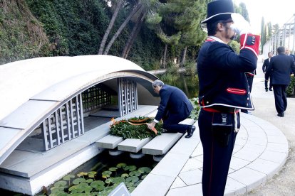 Vilallonga i Talarn dipositen una corona de flors al monument a Companys al Tarròs.