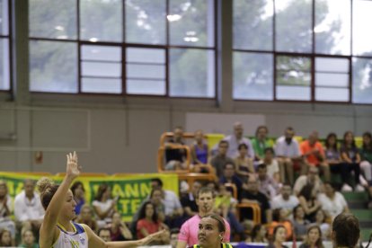 Nacickaite, pressionada per les jugadores del Cadí Jovana Nogic i Anna Palma.