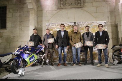 Foto de familia con directivos de diferentes épocas, pilotos de la entidad y políticos después de la presentación del libro en el IEI.