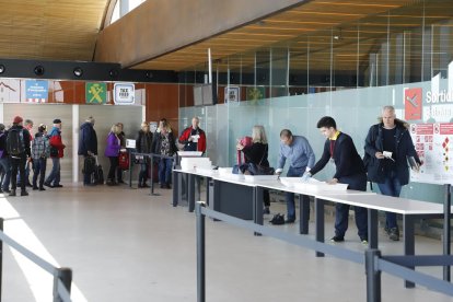 Vista de la ambulancia que trasladó ayer al montañero herido al Arnau tras su llegada a Alguaire.