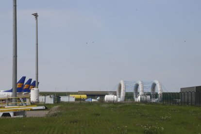 Vista de la ambulancia que trasladó ayer al montañero herido al Arnau tras su llegada a Alguaire.
