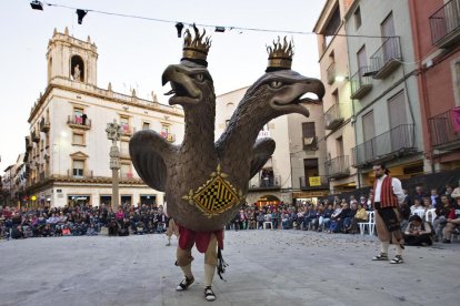 L’alcaldessa de Tàrrega, Rosa Maria Perelló, i el seu marit van obrir el popular Ball de l’Eixida.