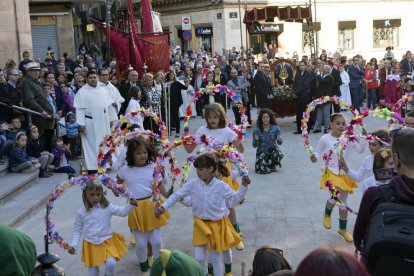 L’alcaldessa de Tàrrega, Rosa Maria Perelló, i el seu marit van obrir el popular Ball de l’Eixida.