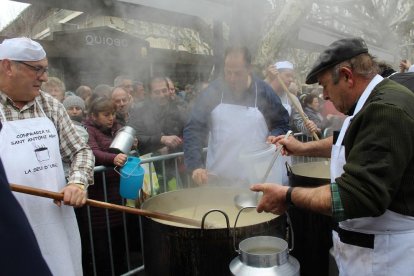Els tractors, abans dels Tres Tombs de Balaguer.
