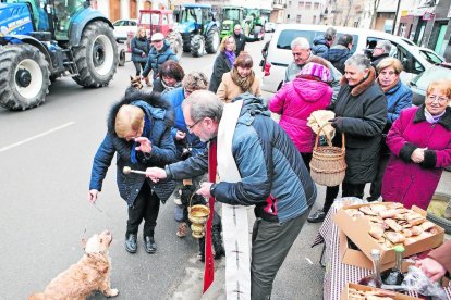 Els tractors, abans dels Tres Tombs de Balaguer.