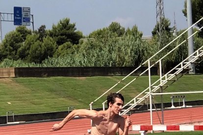El entrenador del Lleida UA, David Rubio, ayer en la pista de Les Basses con dos de las atletas a las que entrena.
