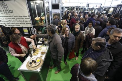 El President de la Generalitat, Quim Torra, degustando aceite en uno de los estands de la Fira de l’Oli.