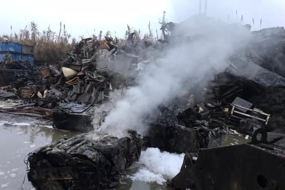 El incendio se originó en la zona de prensado, donde había restos de doce vehículos.