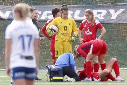 Pixu intenta llevarse el balón presionada por Marta Valero y observada de lejos por Barreira, quien sirvió los dos goles del AEM.