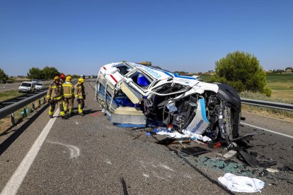 Imagen del estado en el que quedó la ambulancia tras chocar contra el tráiler.