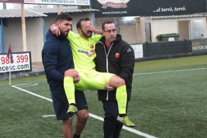 Un jugador del Tàrrega supera a un defensor del Santboià en una acción del partido.