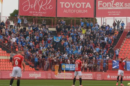 Liberto se escapa de Juan Rodríguez en la acción en la que, pese a ser objeto de tres faltas, el colegiado dejó seguir el juego para acabar silbando el penalti que supuso el empate grana.